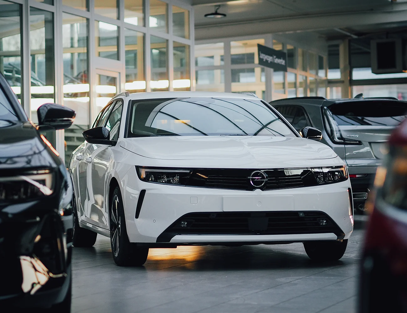 Opel frontansicht weiss showroom